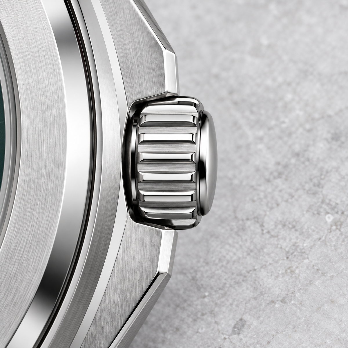 Facet 01 — Steel / Green / Bracelet. Gallery view 3.