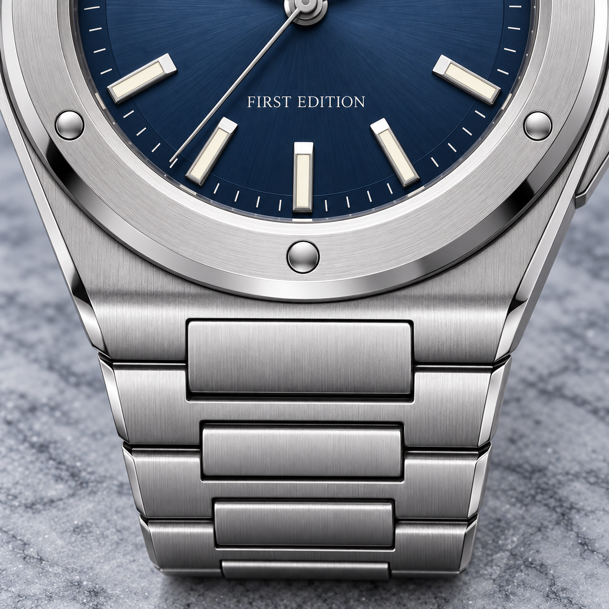 Facet 01 — Steel / Navy / Bracelet. Gallery view 3.