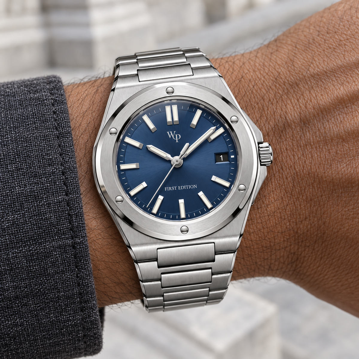 Facet 01 — Steel / Navy / Bracelet. Gallery view 4.